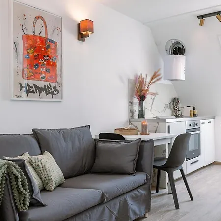 Brand New Holiday Flat In A Location, Just Around The Corner From The Sea And The Beach Apartment *