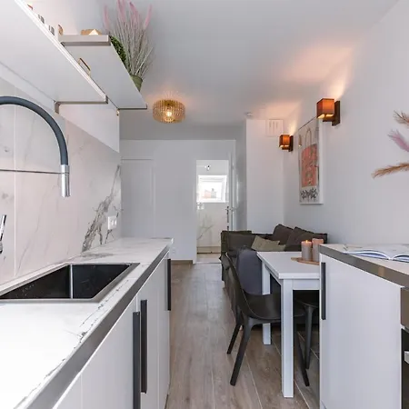 Brand New Holiday Flat In A Location, Just Around The Corner From The Sea And The Beach Apartment *